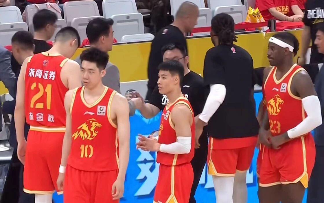 九游娱乐app下载-广厦男篮24分大胜，2-1淘汰山西晋级四强，胡金秋15+7险受伤